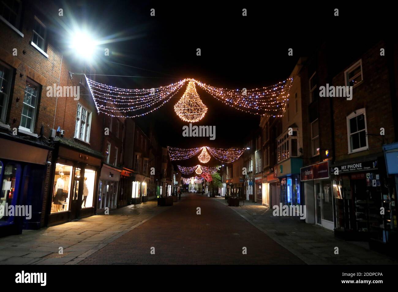 Decorazioni natalizie e luci nel centro di Chichester, West Sussex, Regno Unito. Foto Stock