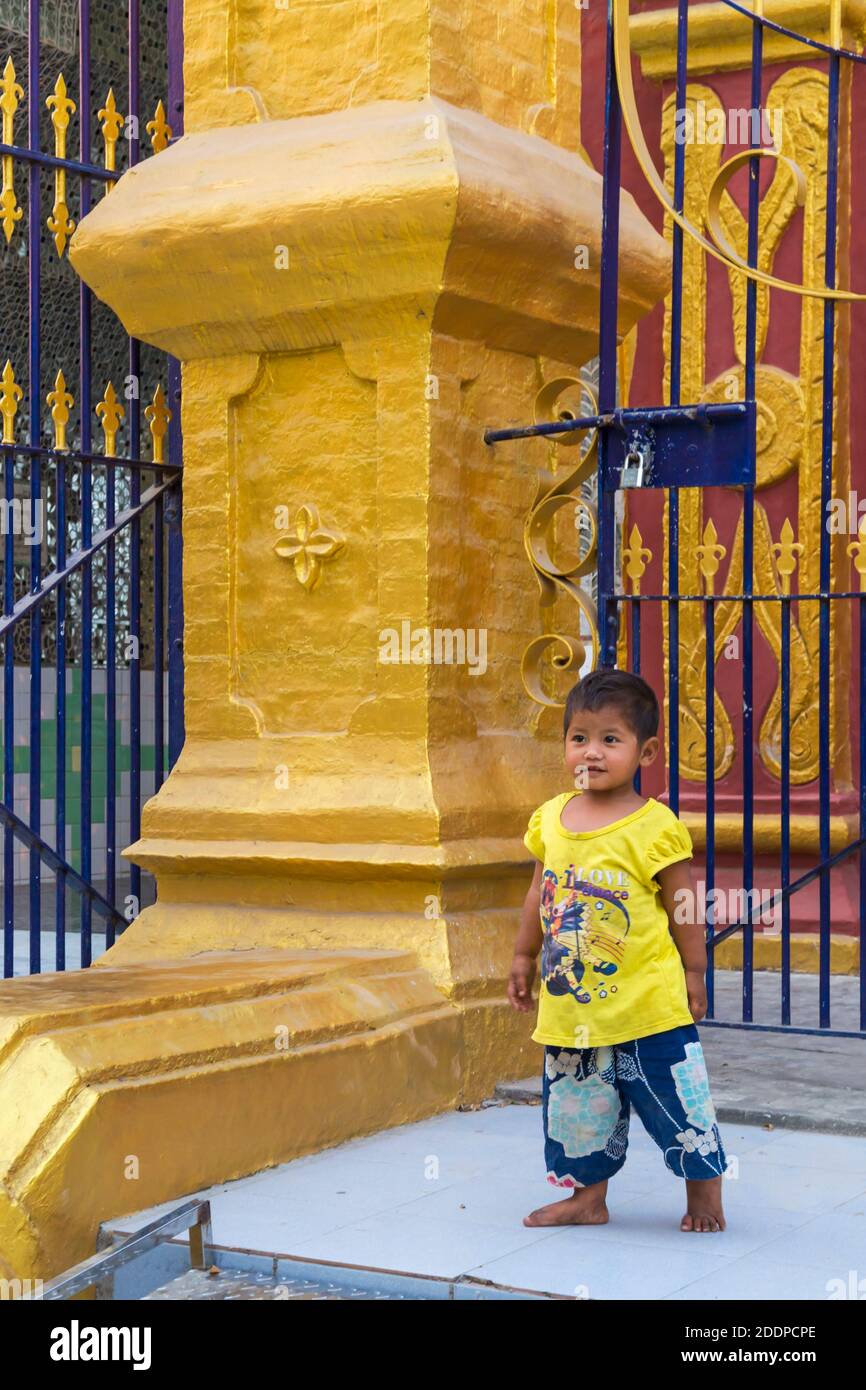 Bambina giovane che indossa la top da ballo a Kuthodaw Pagoda, Myanmar (Birmania), Asia nel mese di febbraio Foto Stock