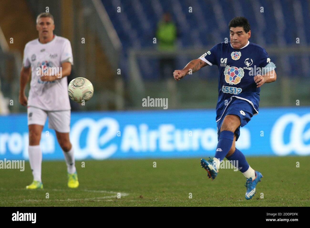 Roma, Italia - 12/10/2014: Diego Armando Maradona in azione durante la amichevole partita 'unita per la Pace' dedicata a Papa Francesco allo stadio Olimpico di Roma Foto Stock