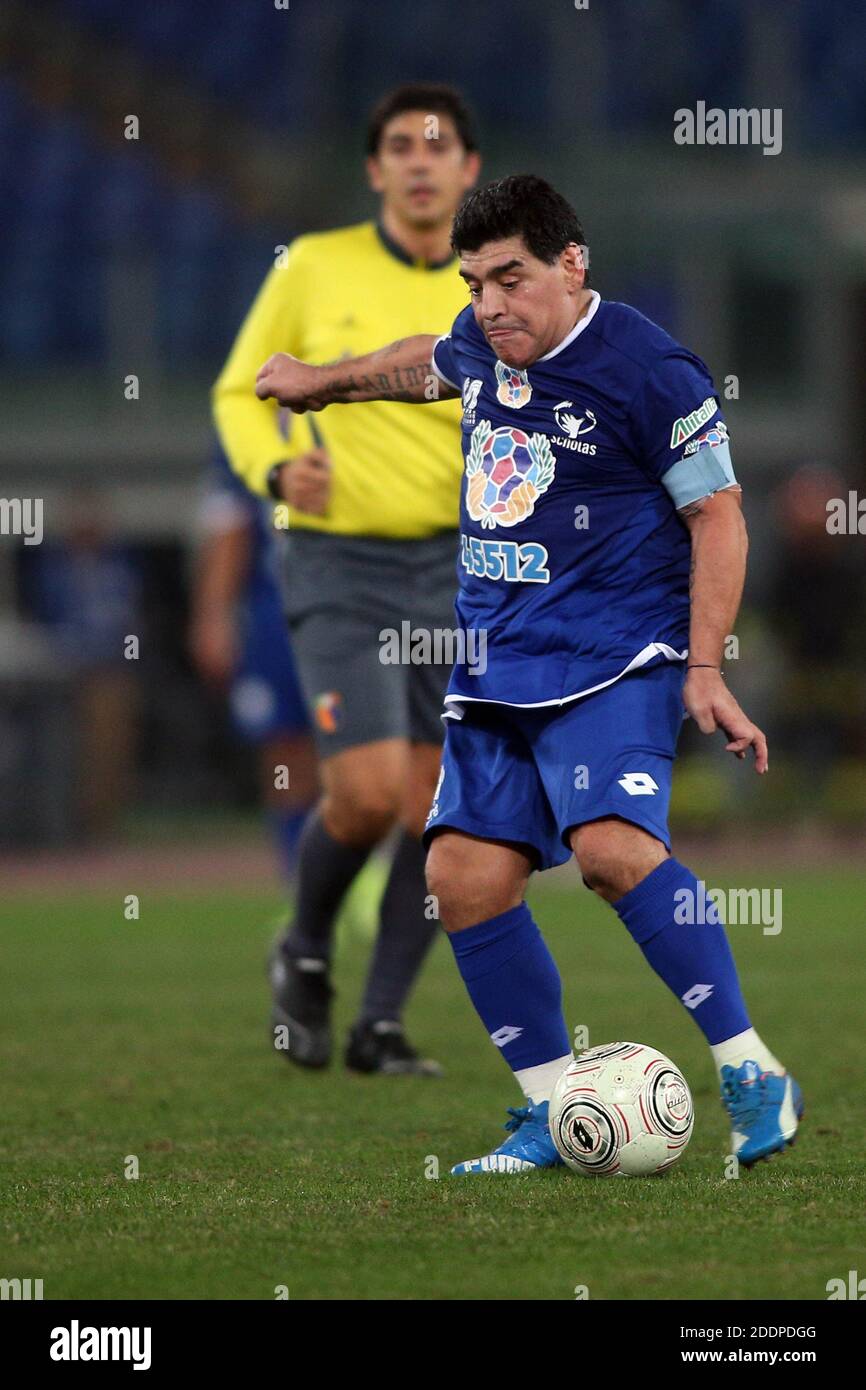 Roma, Italia - 12/10/2014: Diego Armando Maradona in azione durante la amichevole partita 'unita per la Pace' dedicata a Papa Francesco allo stadio Olimpico di Roma Foto Stock