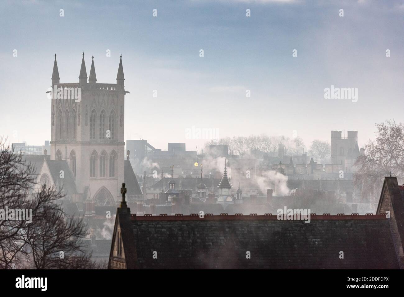 Cambridge, Regno Unito. 26 Nov 2020. La nebbia e il fumo si alzano dai tetti delle case e dei college universitari di Cambridge City in una gelida mattinata di tardo autunno. Le temperature scese a quasi congelamento o durante la notte e più freddo tempo è previsto nei prossimi giorni. Credit: Julian Eales/Alamy Live News Foto Stock