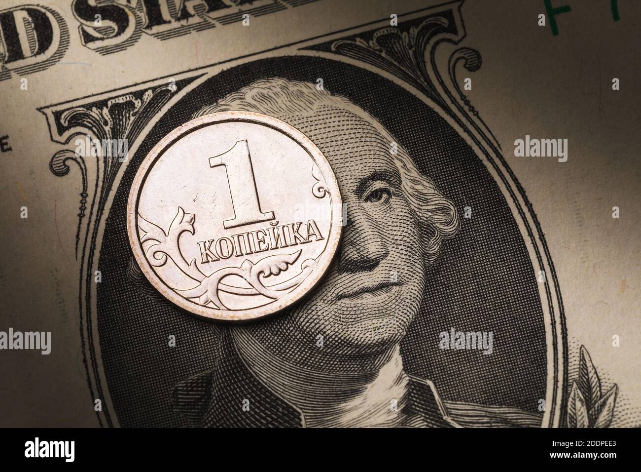 Un kopeck russo sullo sfondo di una banconota da dollaro, primo piano Foto Stock