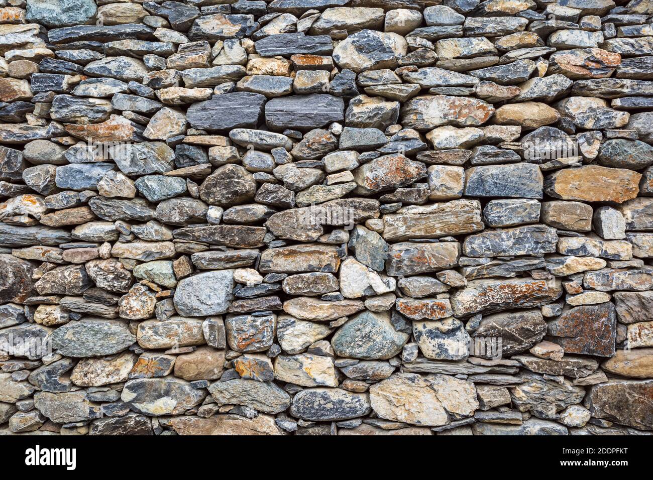 muro costruito da pietre diverse Foto Stock