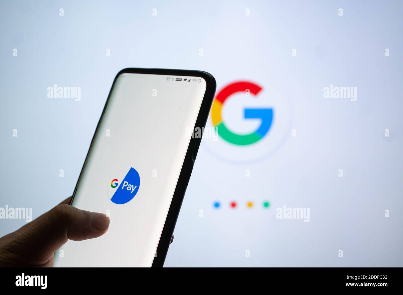 L'app Google Pay ha effettuato l'accesso su un dispositivo mobile davanti a Una schermata bianca con il simbolo Google Foto Stock