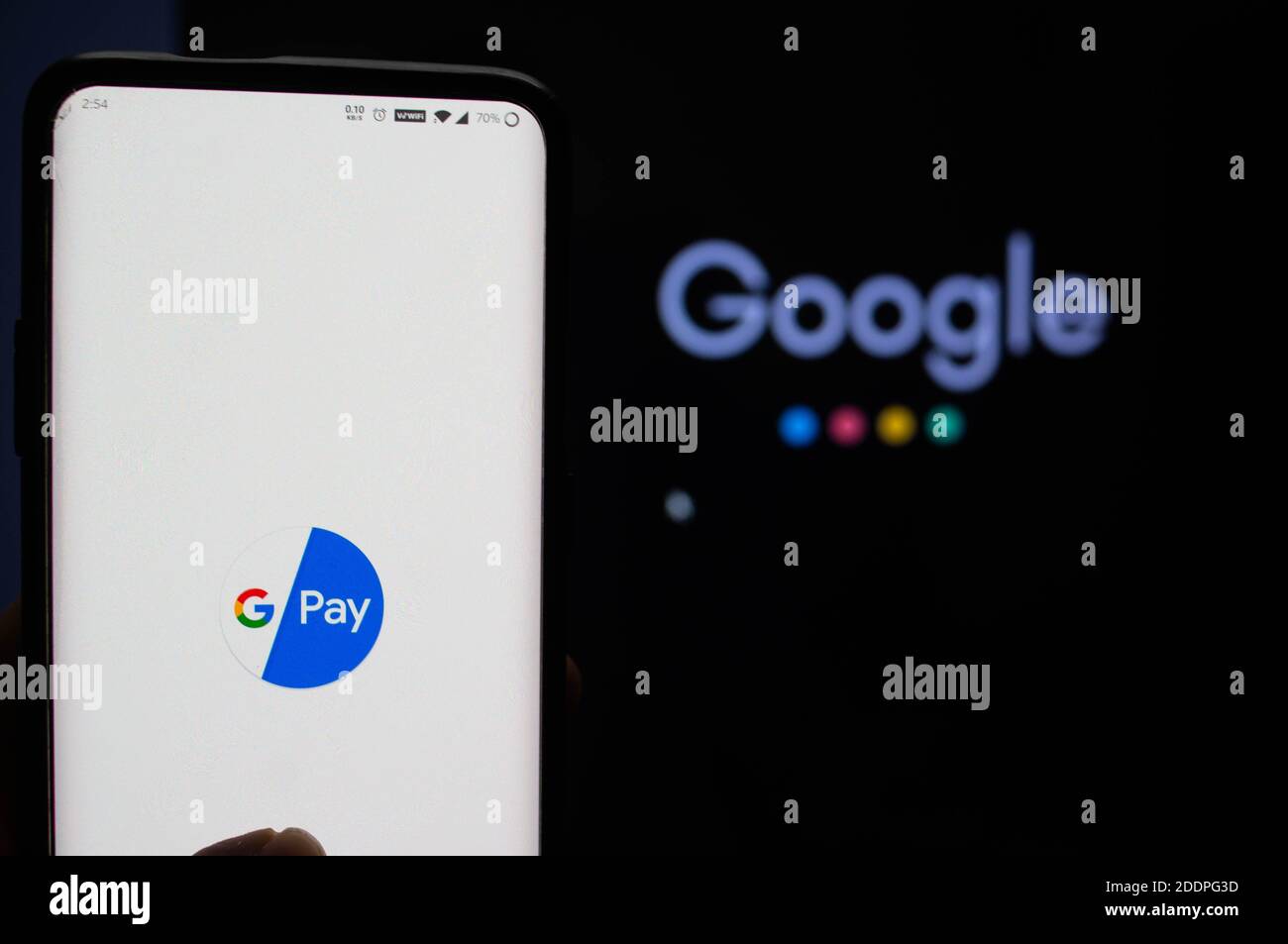 L'app Google Pay ha effettuato l'accesso su un dispositivo mobile davanti a Una schermata nera con il simbolo Google Foto Stock