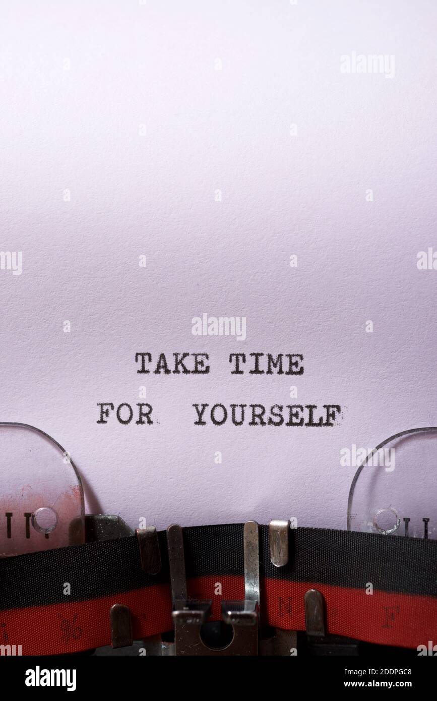 Prenditi tempo per te frase scritta con una macchina da scrivere. Foto Stock