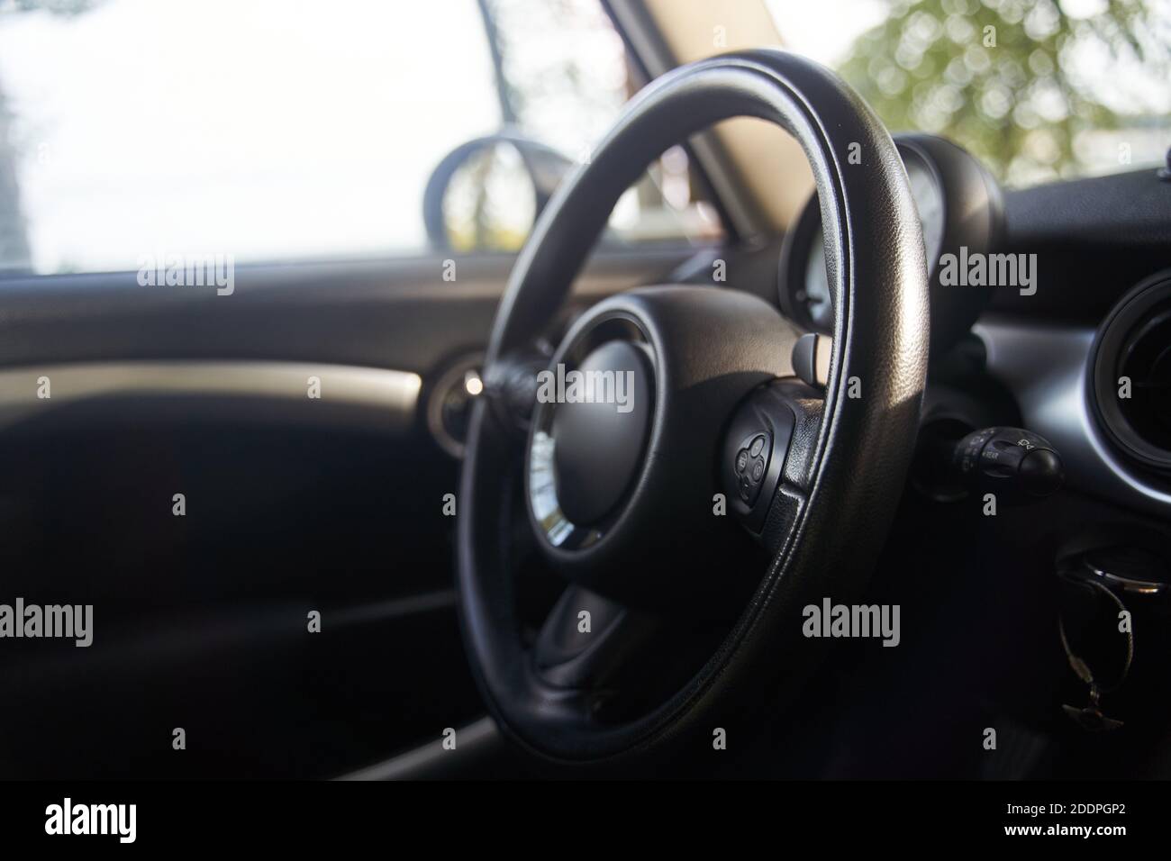 Il volante nella vettura. Siluro in macchina Foto Stock