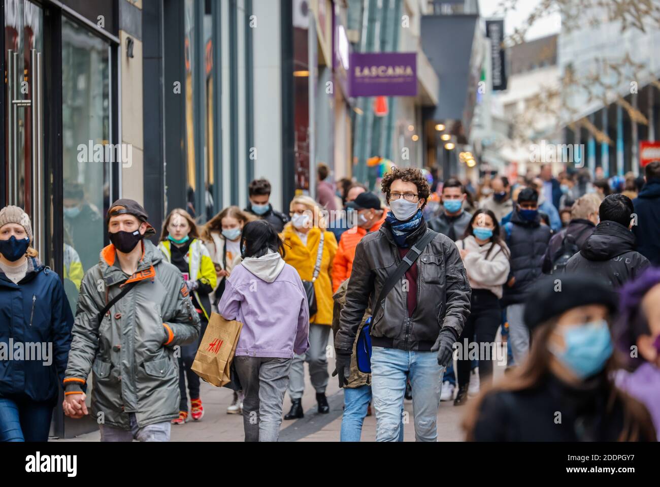 Essen, zona della Ruhr, Renania Settentrionale-Vestfalia, Germania - Essen centro città in tempi della crisi della corona alla seconda parte di blocco, passanti con e w Foto Stock