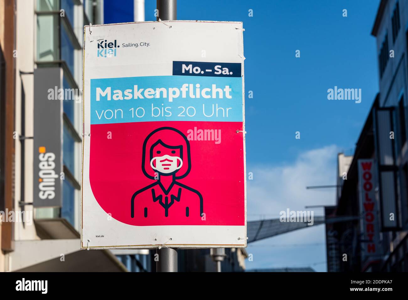 Schild mit der Aufschrift 'Maskenpflicht' in der Holstenstraße Foto Stock