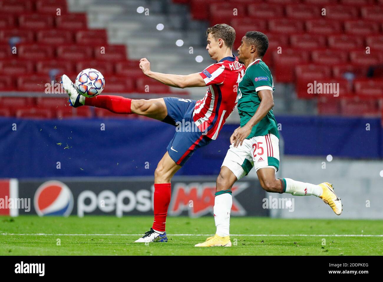 Marcos Llorente dell'Atletico de Madrid e Francois Kamano di Lokomotiv in azione durante la UEFA Champions League, Gruppo A Foot / LM Foto Stock