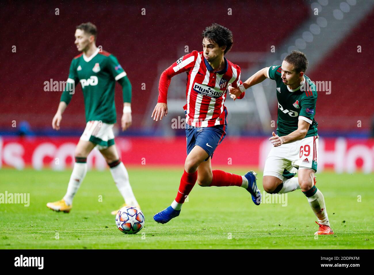 Joao Felix dell'Atletico de Madrid e Daniil Kulikov di Lokomotiv in azione durante la UEFA Champions League, Gruppo A calcio m / LM Foto Stock