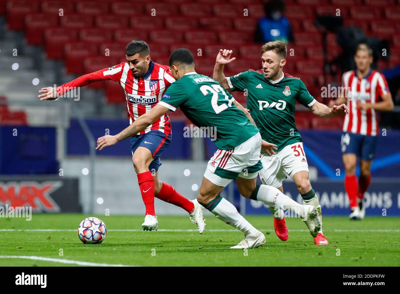 Angel Correa dell'Atletico de Madrid e Murilo Cerqueira di Lokomotiv in azione durante la UEFA Champions League, Gruppo A footba / LM Foto Stock
