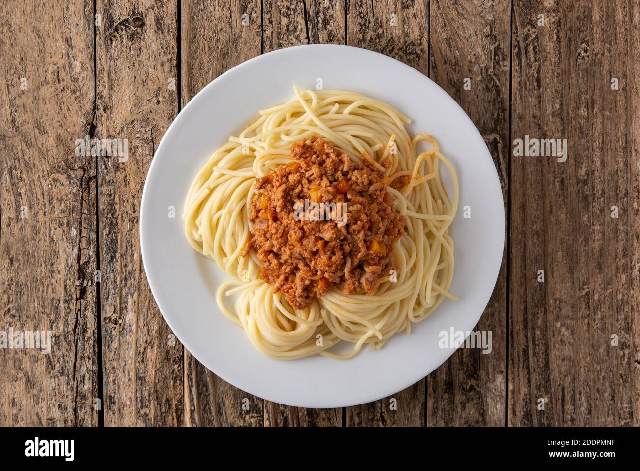 Spaghetti con salsa bolognese su tavola di legno Foto Stock