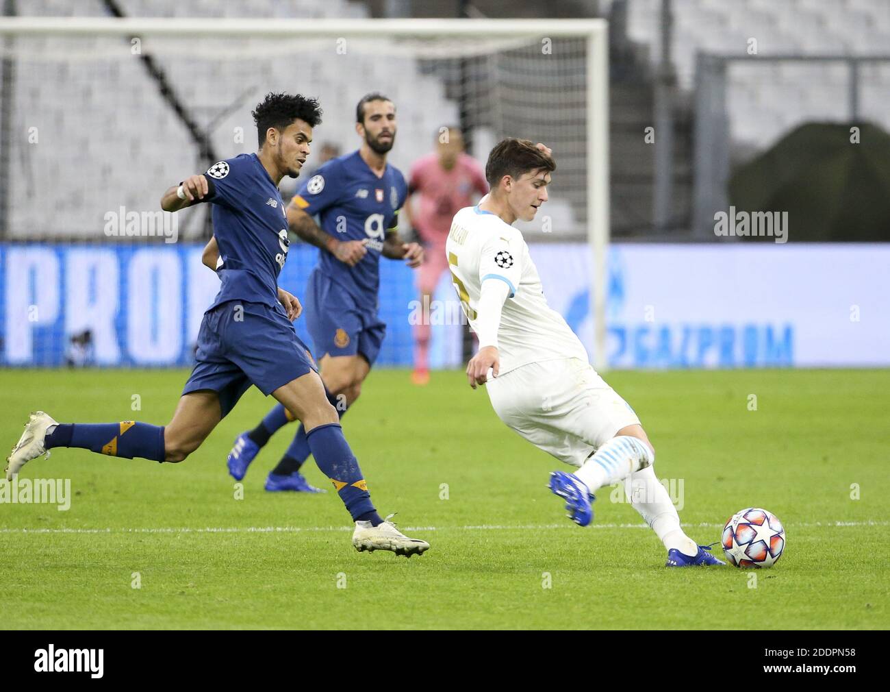 Leonardo Balerdi di Marsiglia, Luis Diaz di Porto (a sinistra) durante la UEFA Champions League, partita di calcio del Gruppo C tra Olympi / LM Foto Stock