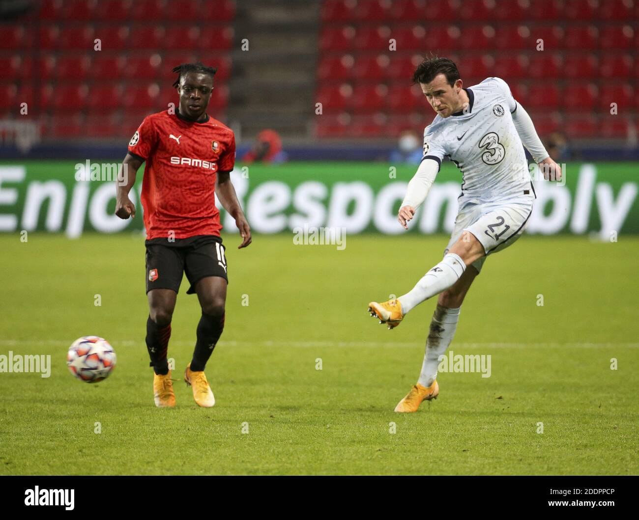 Ben Chilwell di Chelsea, Jeremy Doku di Stade Rennais (a sinistra) durante la UEFA Champions League, partita di calcio del Gruppo e tra St / LM Foto Stock
