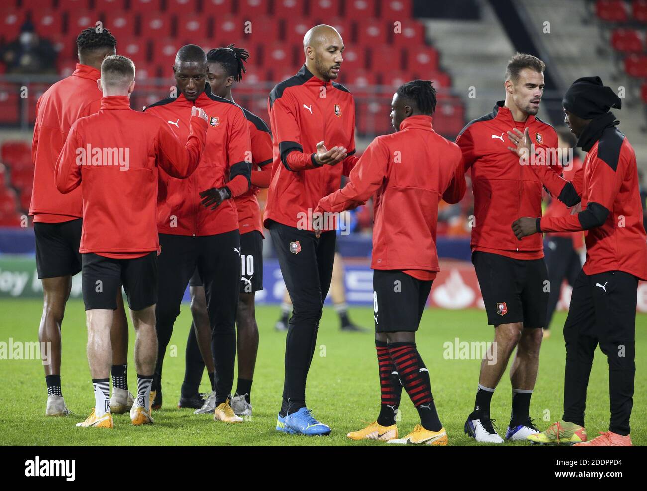 Steven Nzonzi di Stade Rennais e compagni di squadra durante il warm-up prima della UEFA Champions League, partita di calcio del Gruppo e tra / LM Foto Stock