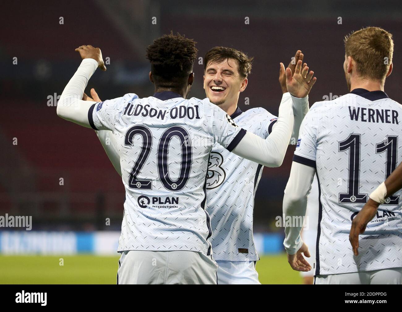 Callum Hudson-Odoi di Chelsea celebra il suo obiettivo con Mason Mount durante la UEFA Champions League, partita di calcio del Gruppo e tra / LM Foto Stock