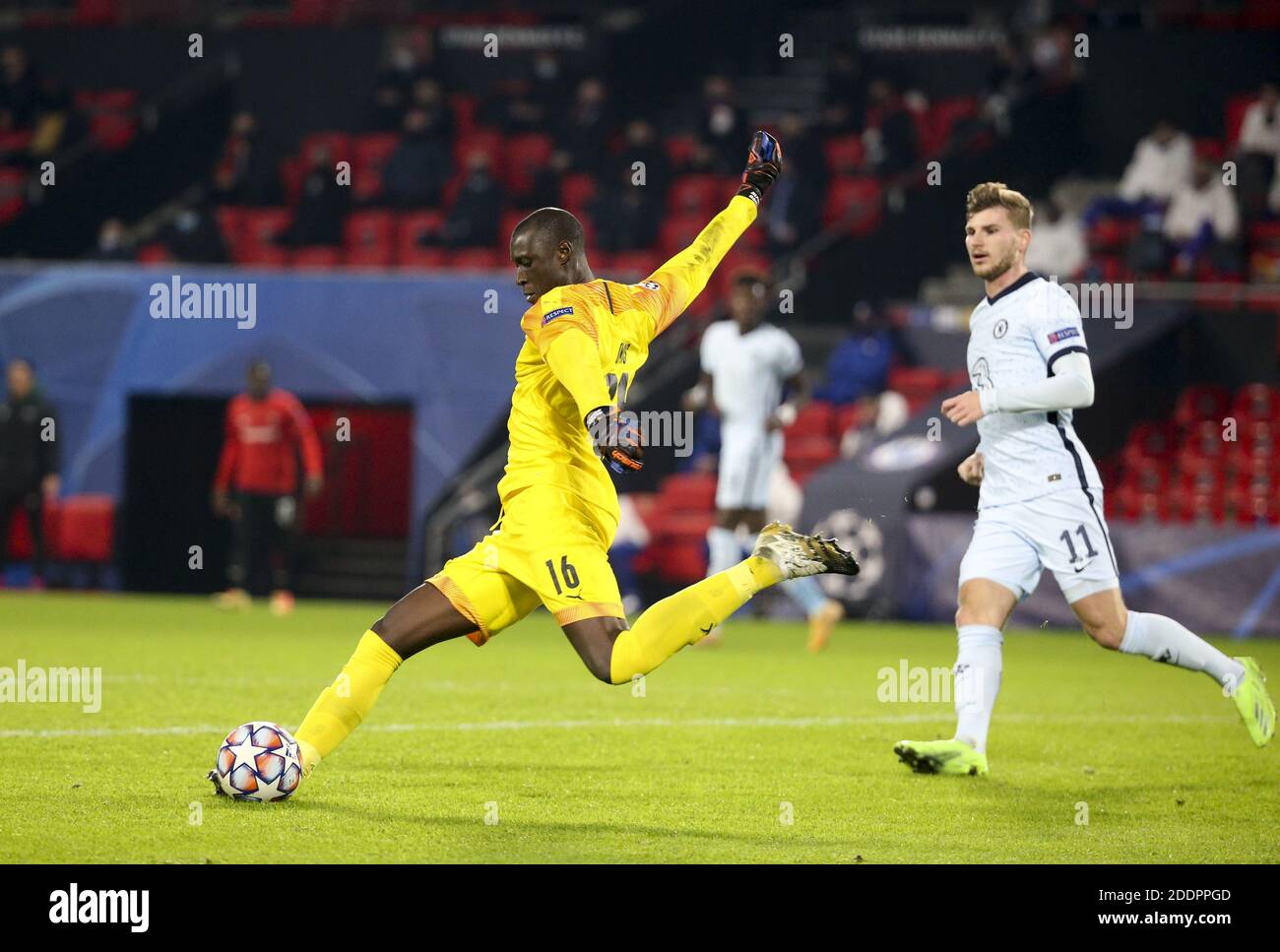 Portiere dello Stade Rennais Alfred Gomis, Timo Werner di Chelsea durante la UEFA Champions League, partita di calcio del Gruppo e tra / LM Foto Stock