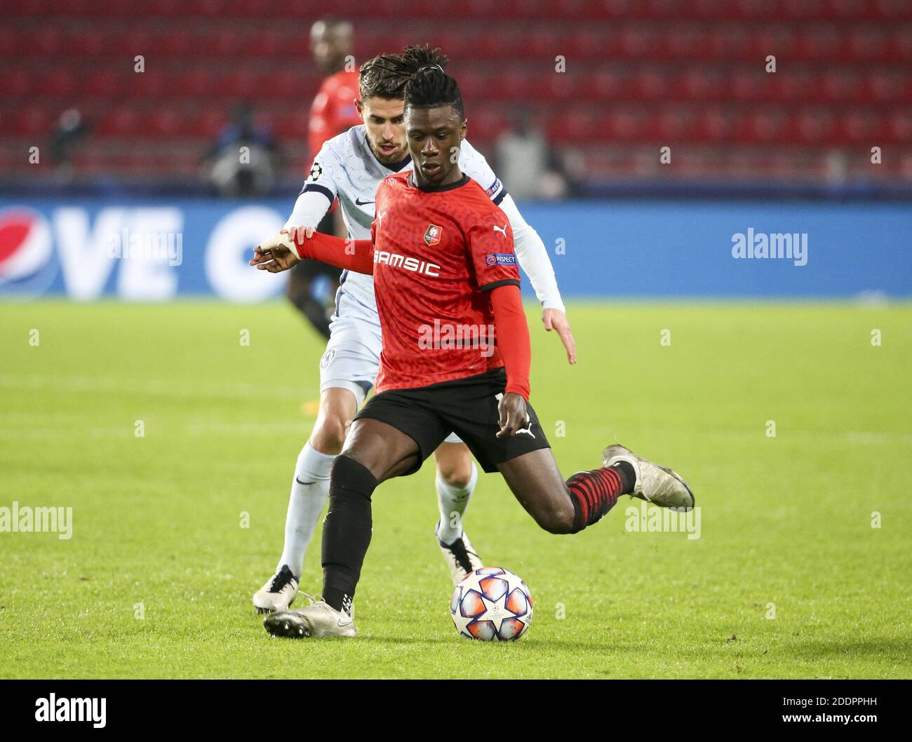 Eduardo Camavinga di Stade Rennais, Jorginho di Chelsea durante la UEFA Champions League, partita di calcio del Gruppo e tra Stade R / LM Foto Stock