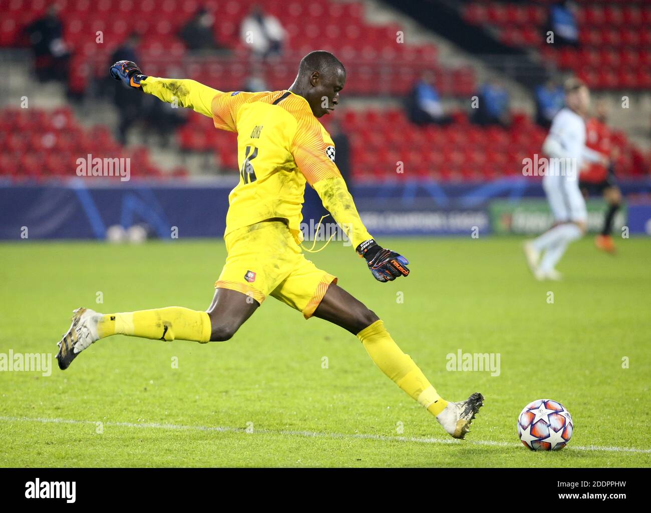 Portiere dello Stade Rennais Alfred Gomis durante la UEFA Champions League, partita di calcio del Gruppo e tra Stade Rennais e Chel / LM Foto Stock
