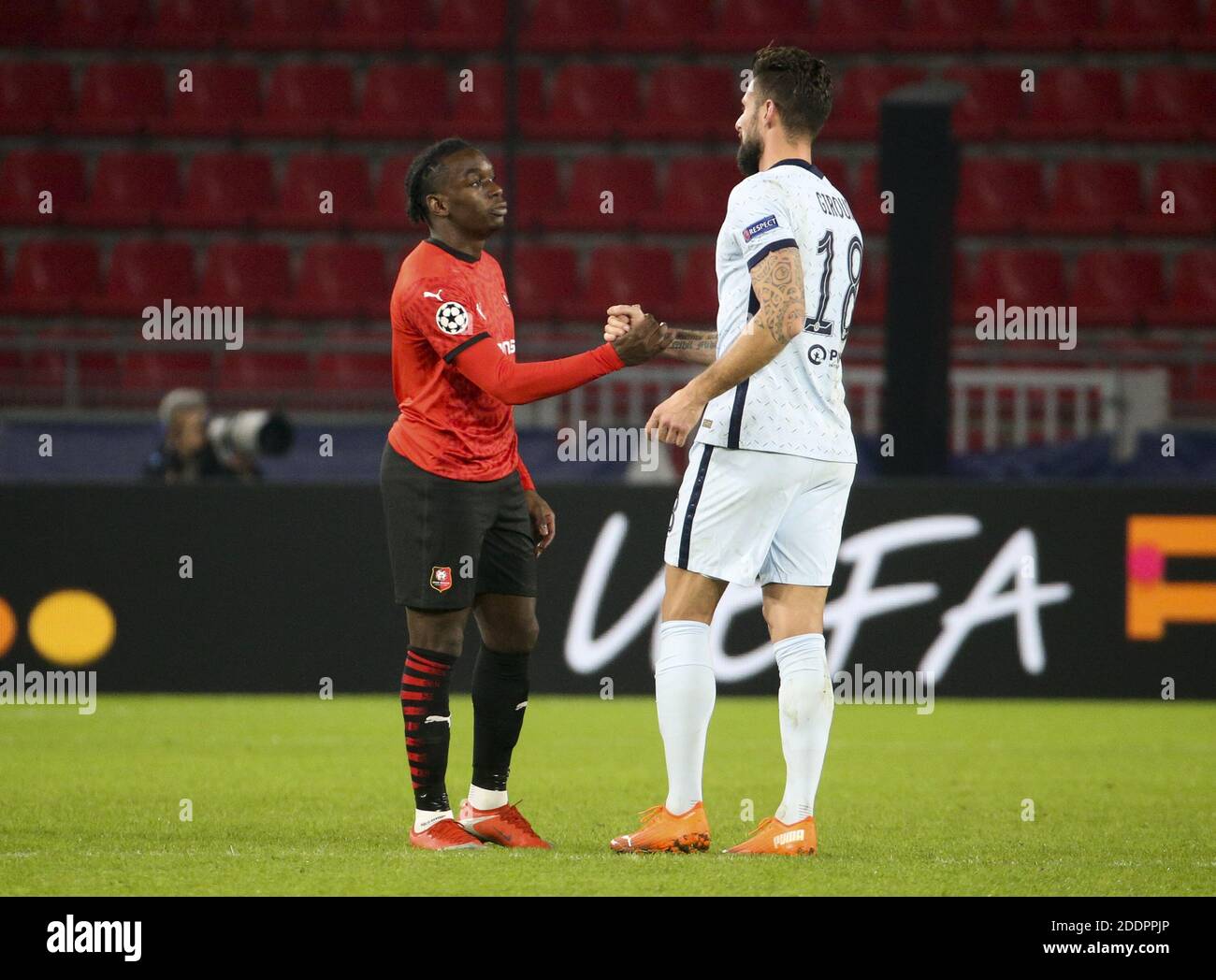 Jeremy Doku di Stade Rennais, Olivier Giroud di Chelsea dopo la UEFA Champions League, partita di calcio del Gruppo e tra Stad/LM Foto Stock