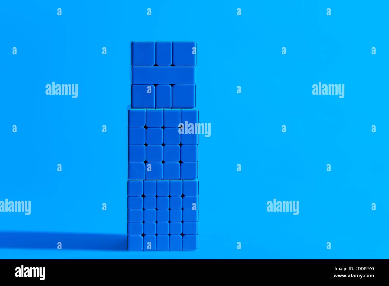 Torre monocromatica di tre cubetti blu di Rubik su sfondo blu, Magic Cube, Puzzle Cube, Square-1, 4x4, 5x5, Foto Stock