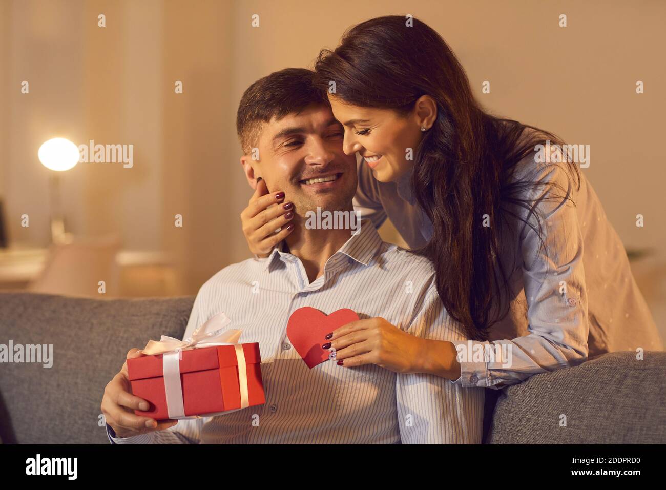 Donna gli dà un regalo e un San Valentino. Foto Stock