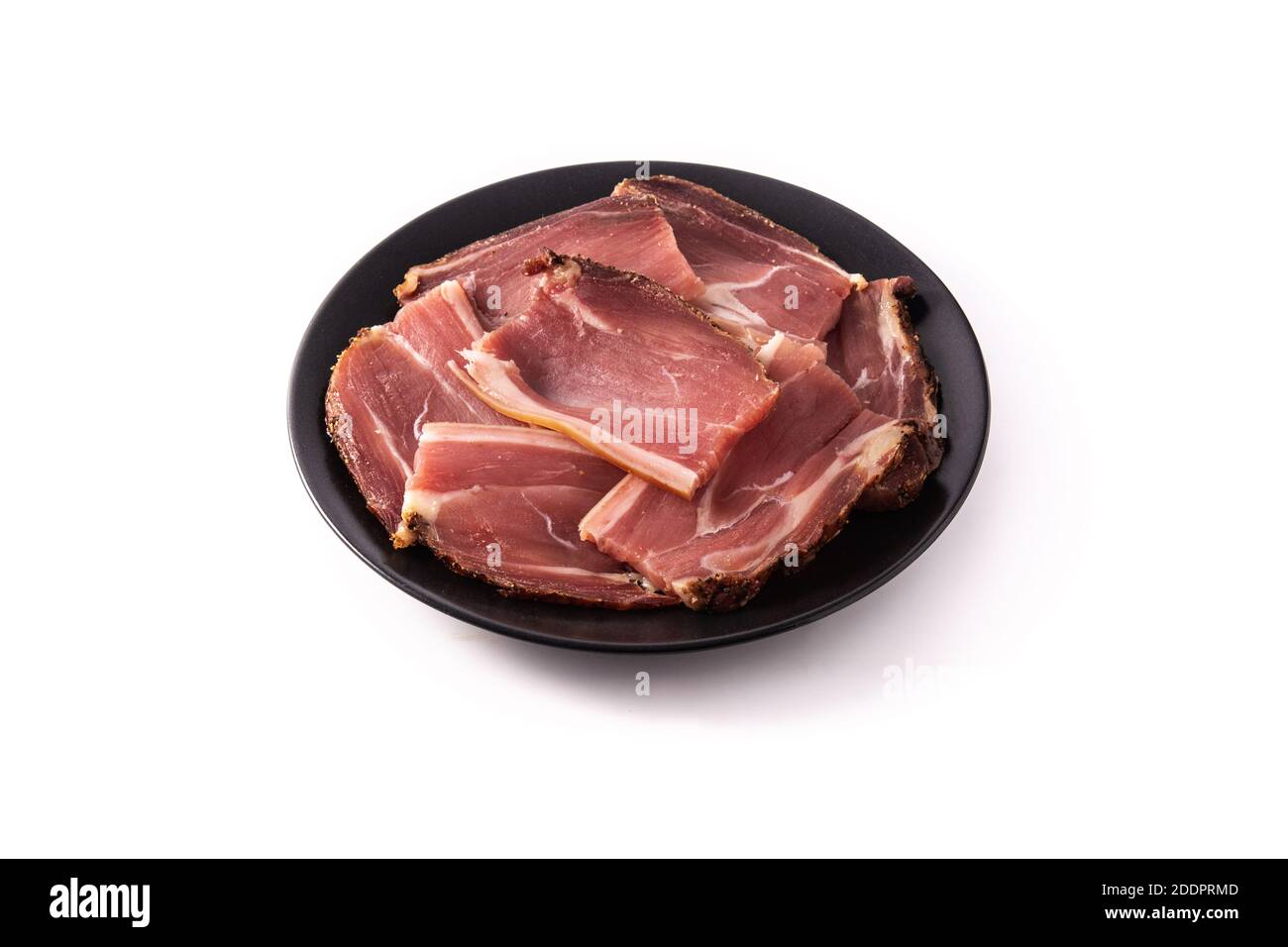 Fette di carne essiccate e affumicate isolate su fondo bianco Foto Stock