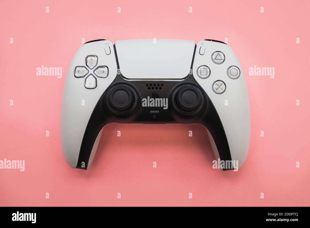 LONDRA - 24 NOVEMBRE 2020: PlayStation 5 video giochi PS5 controller rosa  sfondo colore Foto stock - Alamy