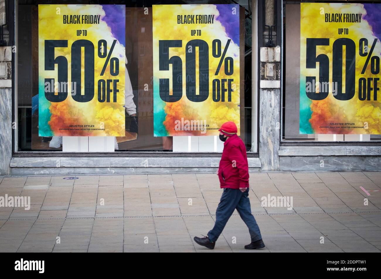 I negozi lungo Princes Street a Edimburgo mostrano poster e cartelli pubblicitari prima del Black Friday. Foto Stock