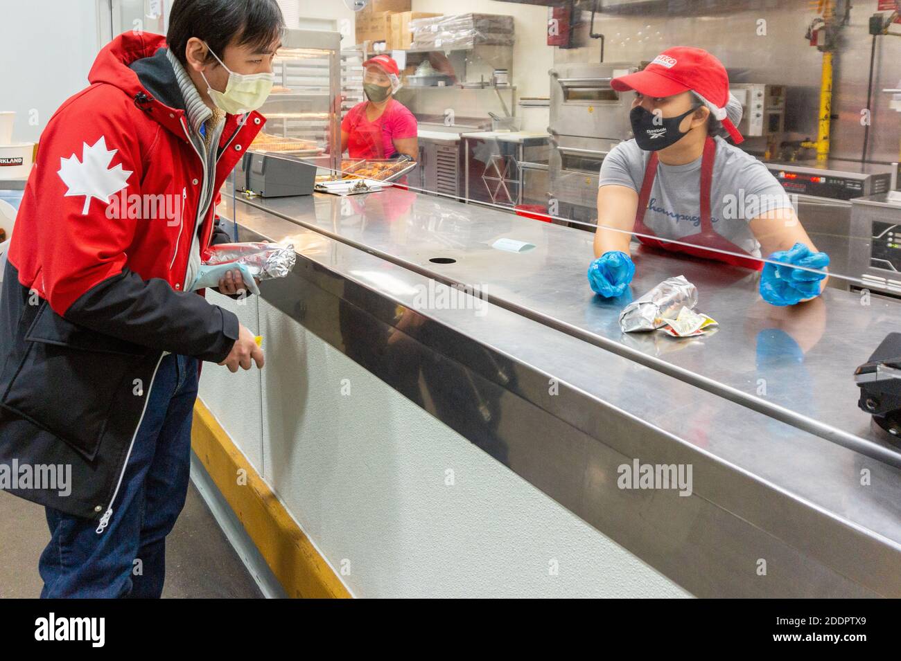 Persone che indossano maschere facciali di protezione nella caffetteria di a. Negozio all'ingrosso Costco durante la pandemia di Covid-19 Foto Stock