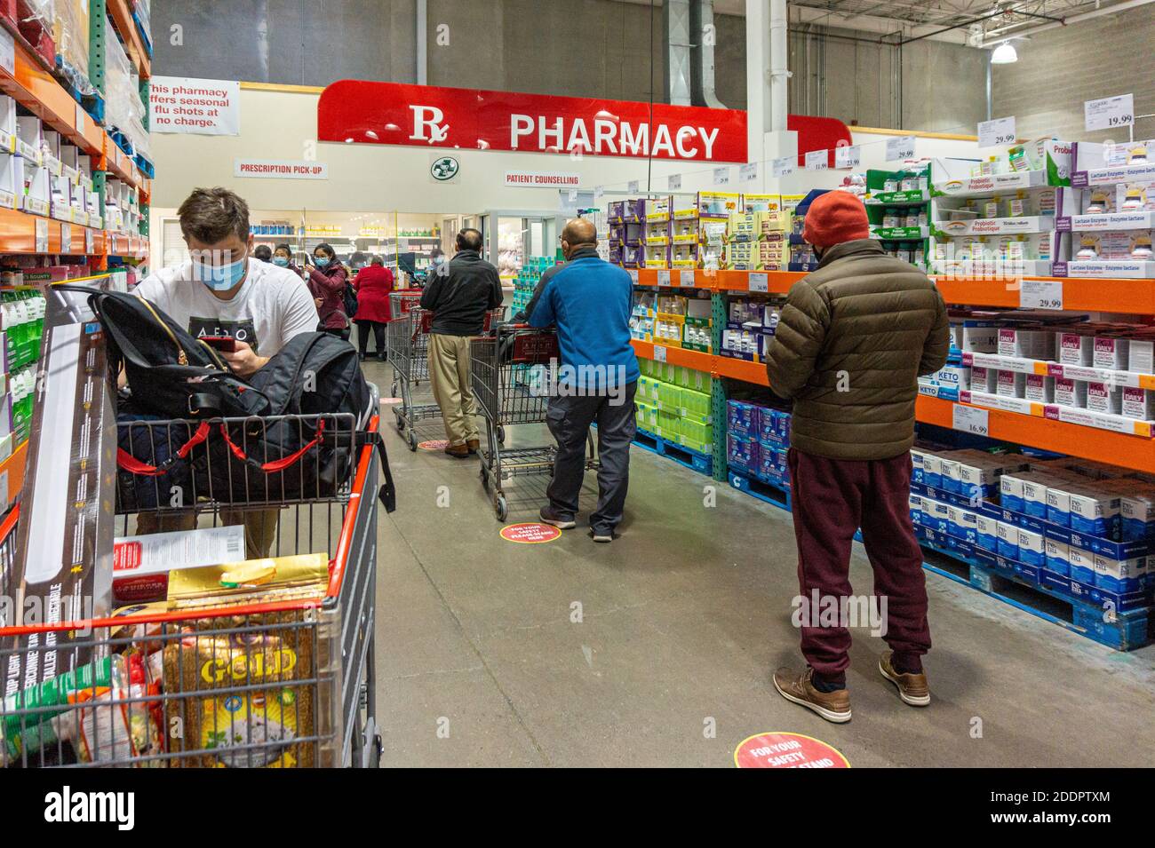 Persone che indossano maschere di protezione in un negozio all'ingrosso Costco Durante la pandemia di Covid-19 Foto Stock