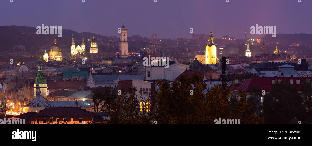 Vista panoramica aerea notturna delle chiese, del municipio e dei tetti delle case nella storica città vecchia di Lviv, Ucraina. Foto Stock Vista panoramica aerea notturna delle chiese, del municipio e dei tetti delle case nella storica città vecchia di Lviv, Ucraina. Foto Stock