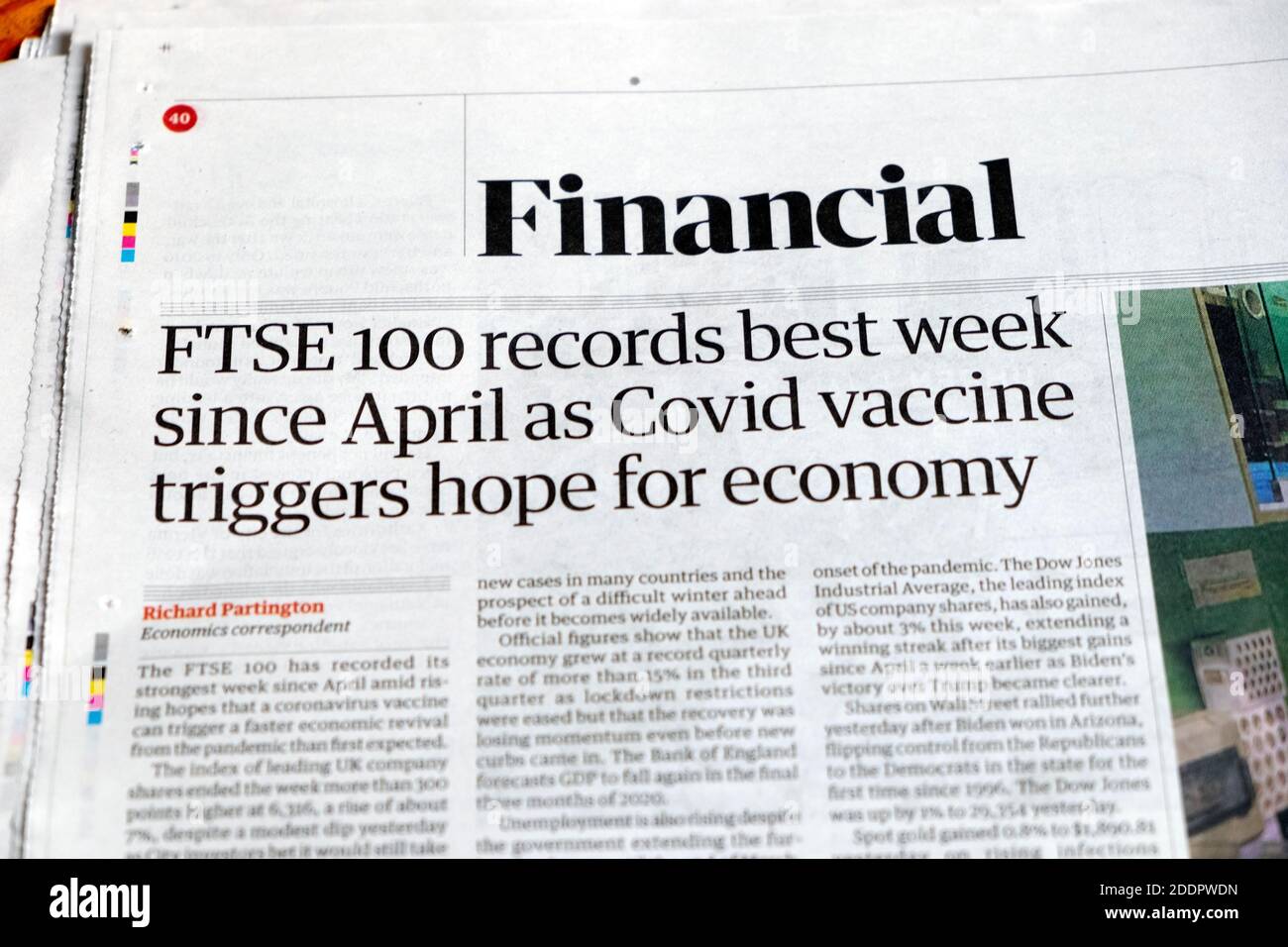 "FTSE 100 registra la settimana migliore da aprile come vaccino Covid Innesca il titolo del giornale Guardian di Hope for Economy a Londra, Inghilterra Regno Unito 14 novembre 2020 Foto Stock