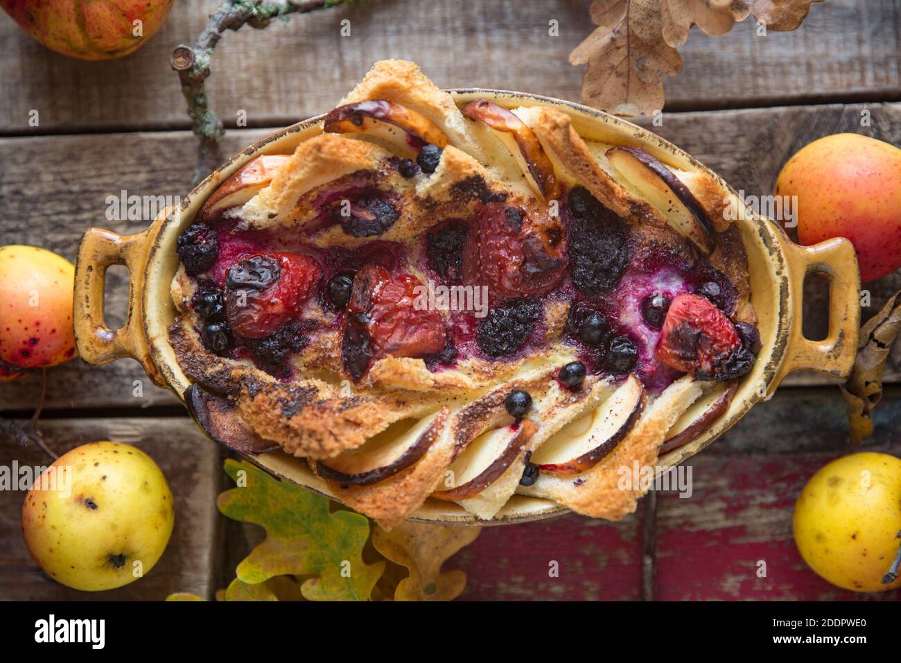 Un budino di pane e burro fatto in casa a cui sono state aggiunte fette di mela e frutti di bosco surgelati. Inghilterra GB Foto Stock