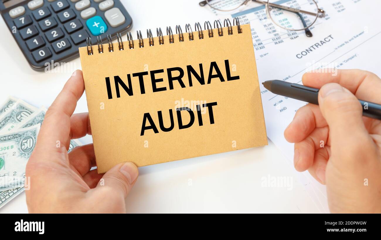 LA VERIFICA INTERNA è scritta su un blocco note su una scrivania da ufficio con accessori per ufficio. Foto Stock