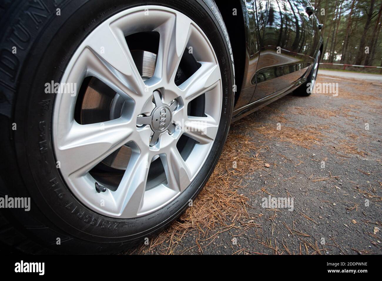 GRODNO, BIELORUSSIA - DICEMBRE 2019: Audi A6 4G C7 cerchio in lega per closeup auto di lusso con pneumatici invernali Dunlop vista laterale con finitura opaca in titanio con Foto Stock