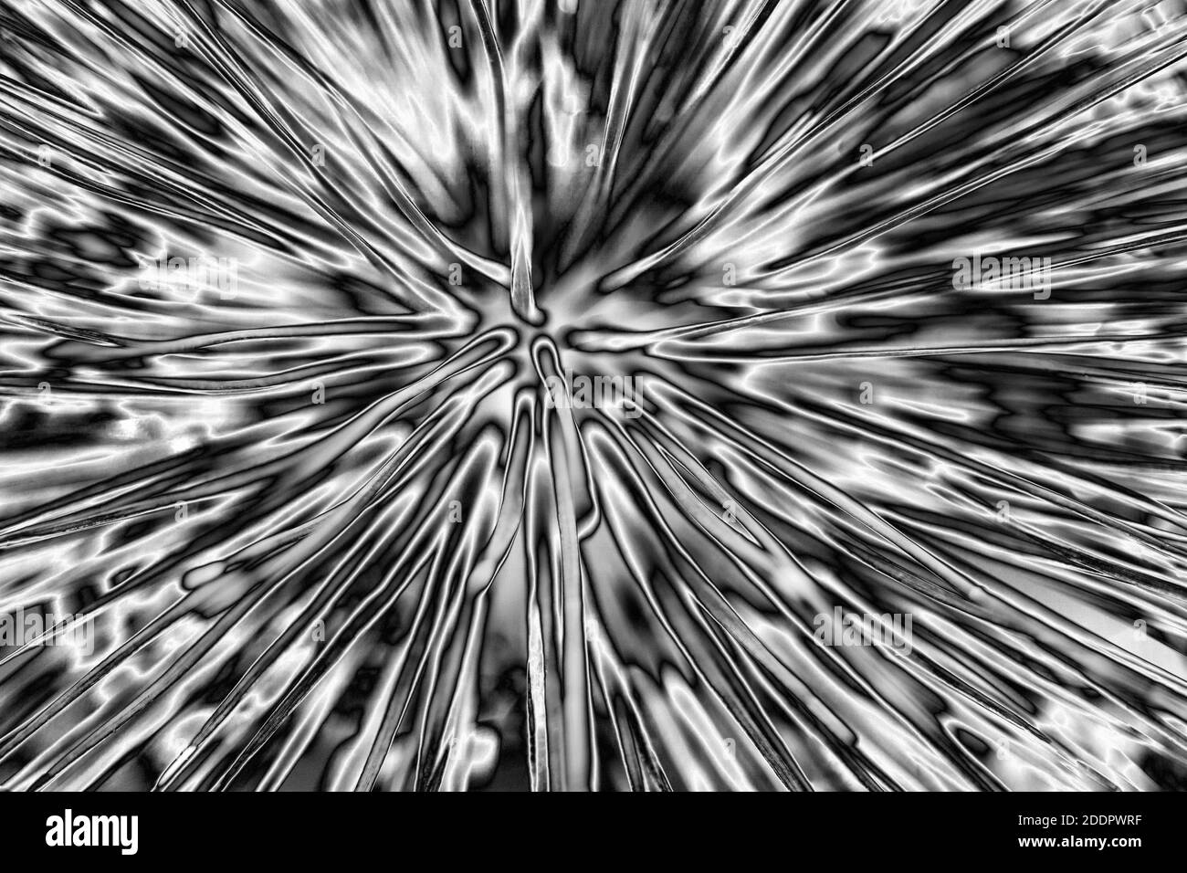 Astratto sfondo con travi lucenti in argento, sfondo con travi sfocate in bianco e nero, struttura metallica in grigio brillante, superficie in metallo brillante Foto Stock