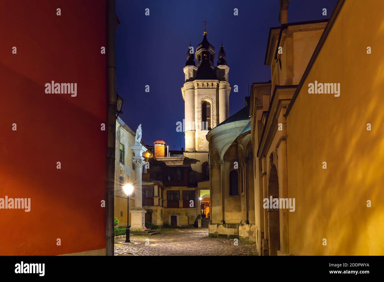 Vista panoramica notturna della Cattedrale armena di Lviv, Ucraina. Cortile armeno Foto Stock
