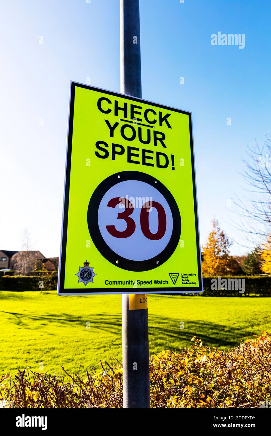 Controllare il segnale stradale velocità, segno 30mph, segno 30mph strada, segnaletica stradale UK, Regno Unito segnaletica stradale, controllare la velocità, avvertenza, velocità, velocità, 30mph, segno, segnali Foto Stock