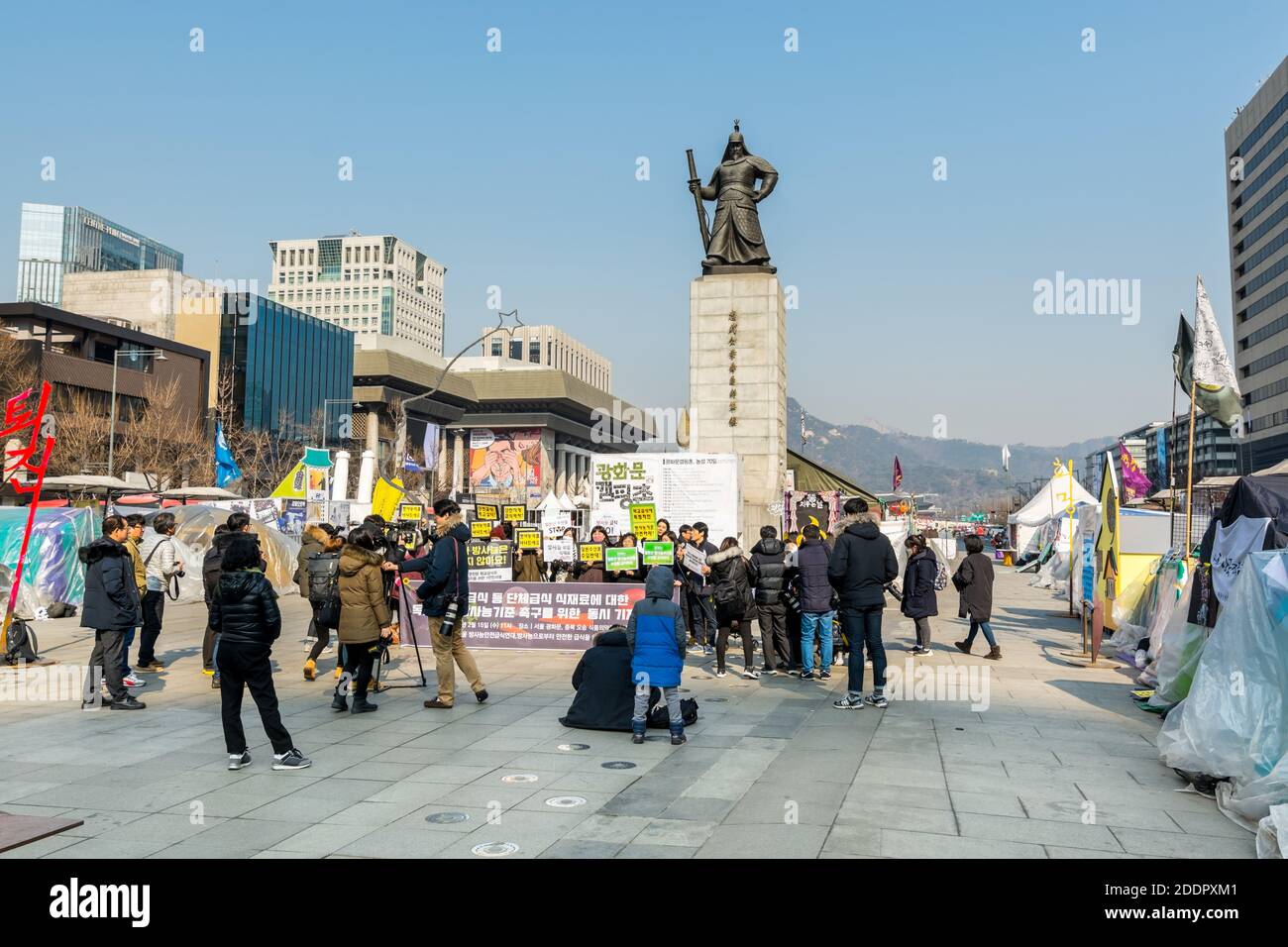 Statua di Yi Sunsin, un famoso comandante navale, famosa per le sue vittorie contro la marina giapponese durante la guerra di Imjin nella dinastia Joseon Foto Stock