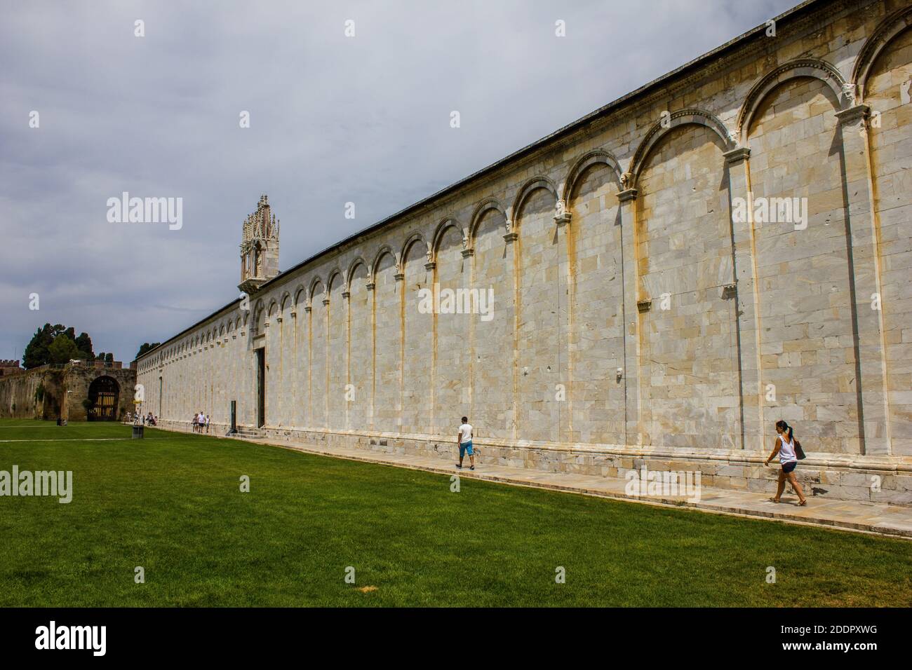 Pisa, Italia - 9 luglio 2017: Vista dei turisti e campo Santo (Cimitero Monumentale) in Piazza dei Miracoli in una giornata estiva Foto Stock