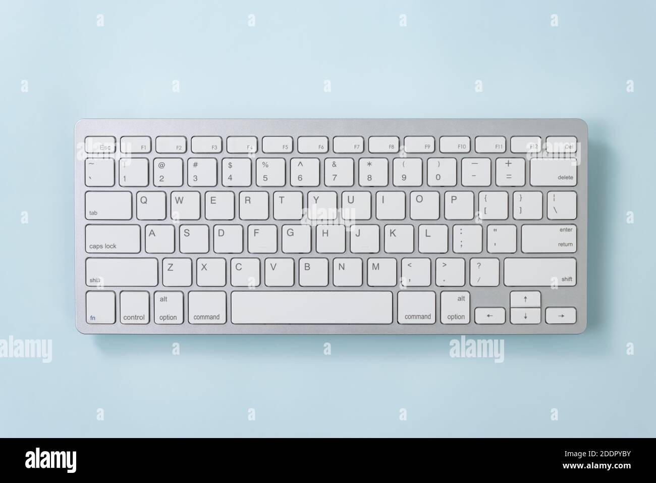 Tasti della tastiera del computer portatile di colore bianco o tasto della  tastiera su blu Sfondo minimalista pastello al centro del telaio Foto stock  - Alamy