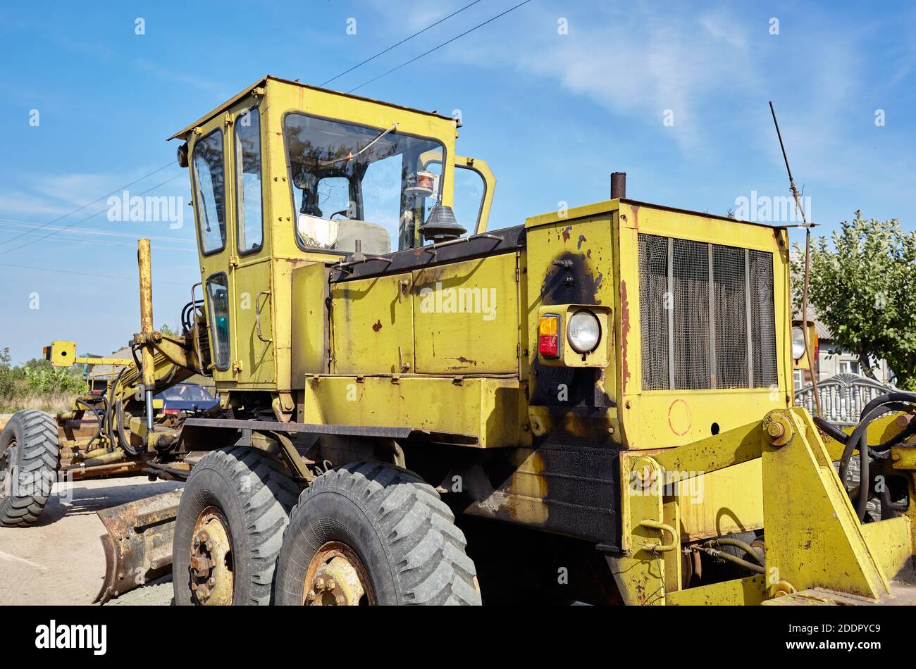 Livellatrice stradale - attrezzatura per la costruzione di strade pesanti. Motorgrader industriale a terra Foto Stock