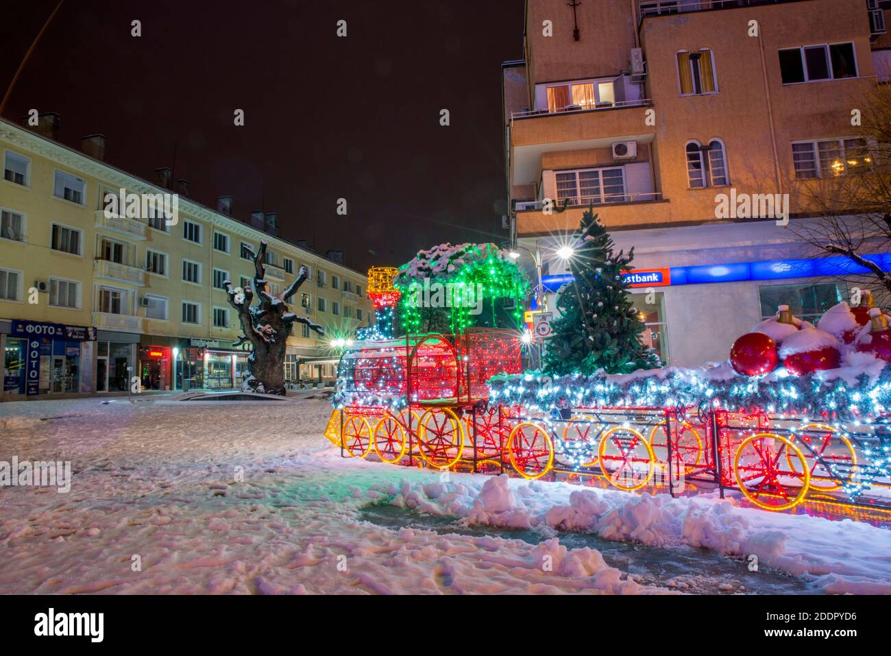 Sliven, Bulgaria - 10 gennaio 2019: Neve coperta strade vuote con decorazione di Natale Foto Stock