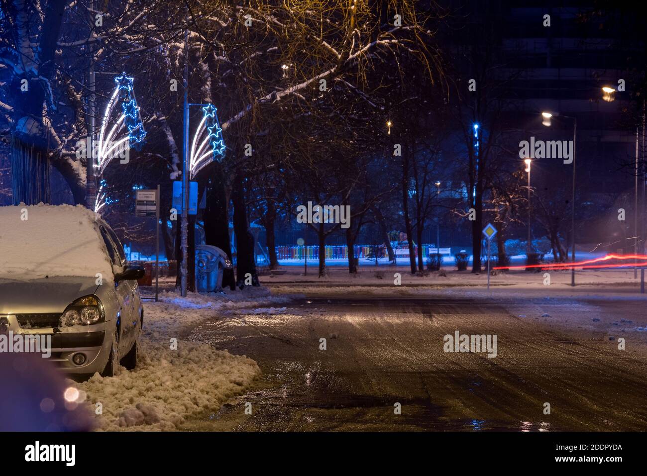 Sliven, Bulgaria - 10 gennaio 2019: Neve coperta strade vuote con decorazione di Natale Foto Stock