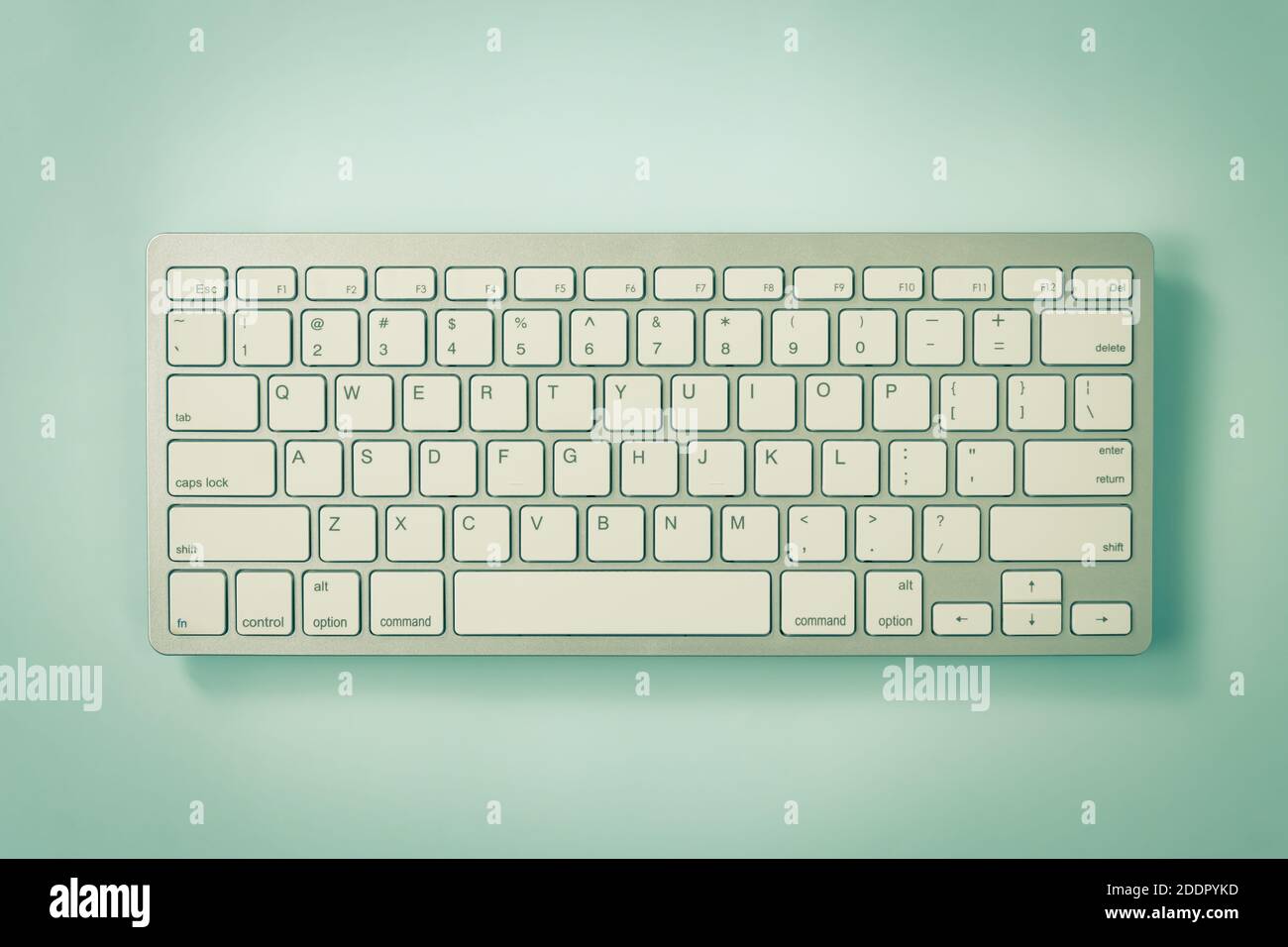 Tasti della tastiera del computer portatile di colore bianco o tasto della  tastiera su blu Sfondo minimalista pastello al centro della cornice in  tonalità vintage Foto stock - Alamy