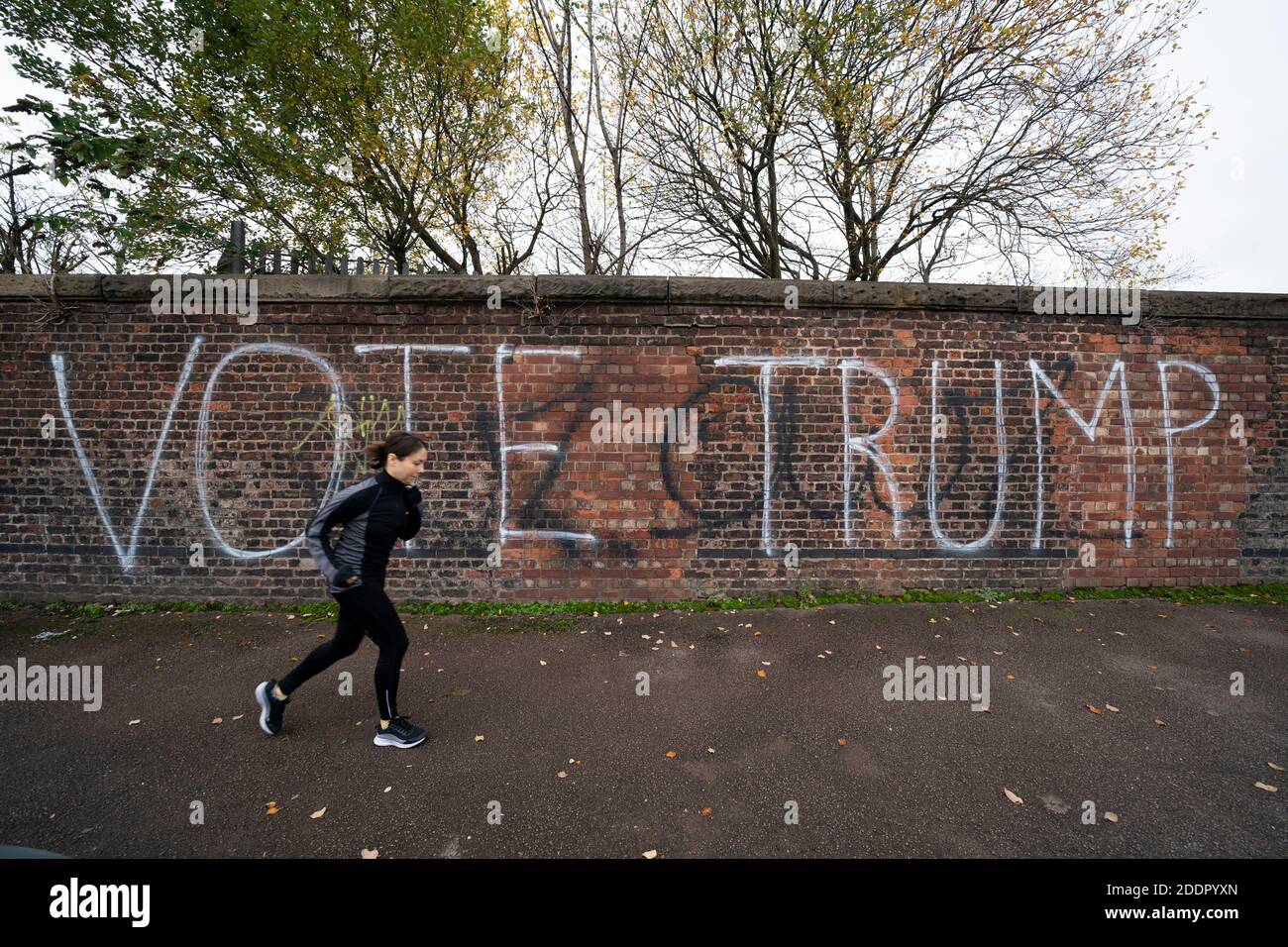 Manchester, Regno Unito. 26 Novembre 2020. Vota i graffiti di Trump sono visti su un muro a Manchester, Regno Unito. Credit: Jon Super/Alamy Live News. Foto Stock