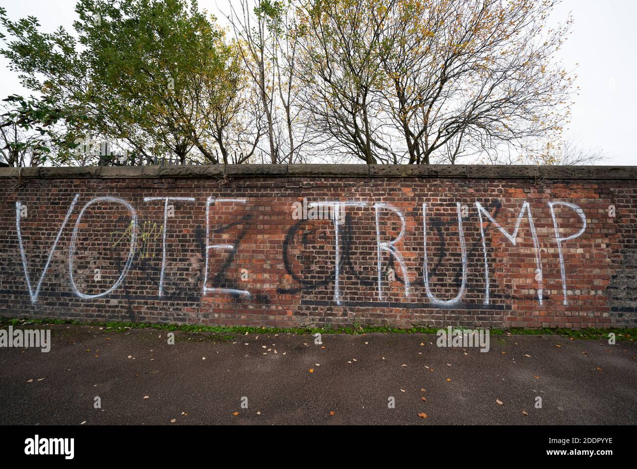Manchester, Regno Unito. 26 Novembre 2020. Vota i graffiti di Trump sono visti su un muro a Manchester, Regno Unito. Credit: Jon Super/Alamy Live News. Foto Stock