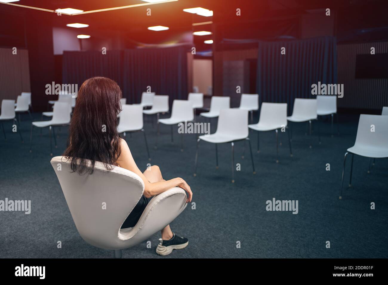 altoparlante in attesa di pubblico in sala conferenze vuota per la presentazione o. lezione Foto Stock